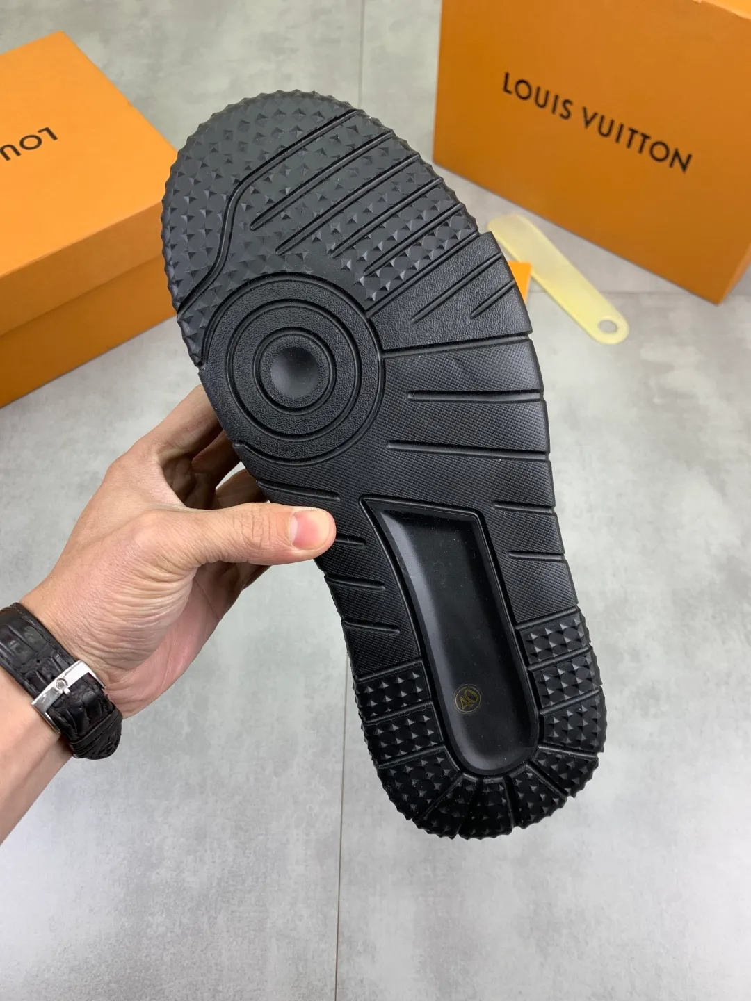 Men's men's shoes 💰P440 new style 💶【LOUIS VUITTON) new high top🍀LV Louis Vuitton *—— LV classic high top trendy shoes! Made of imported original soft calfskin, water-dyed pigskin lining. Original wear-resistant rubber outsole! High quality products! Code number: 38-44 Color: 3️⃣ colors available